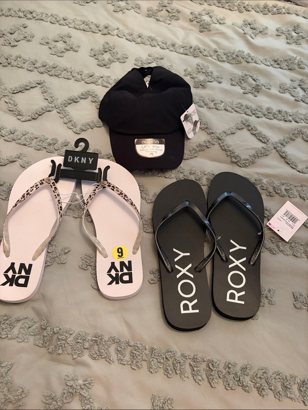 Black and white flip flops & hat